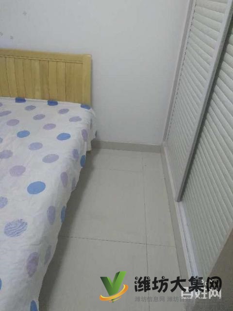 精裝修三室兩廳一衛,帶地下室,車位充足