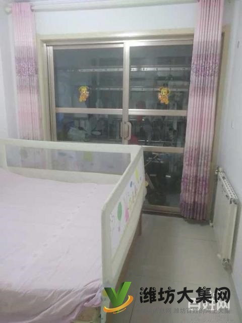 精裝修三室兩廳一衛,帶地下室,車位充足