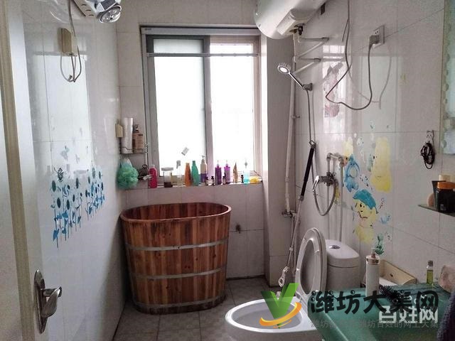 華僑學(xué)校旁銀豐新都多層133平精裝南北通透但是僅售