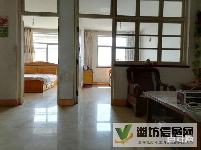 ,兩室一廳簡單裝修帶地下室,緊鄰公園購物中心