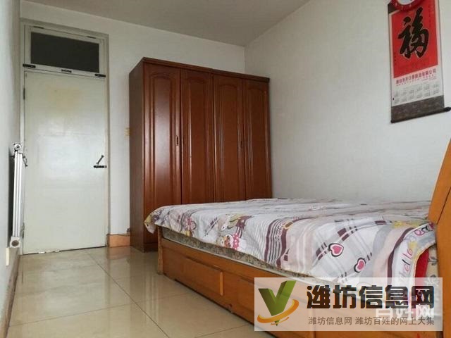 ,兩室一廳簡單裝修帶地下室,緊鄰公園購物中心