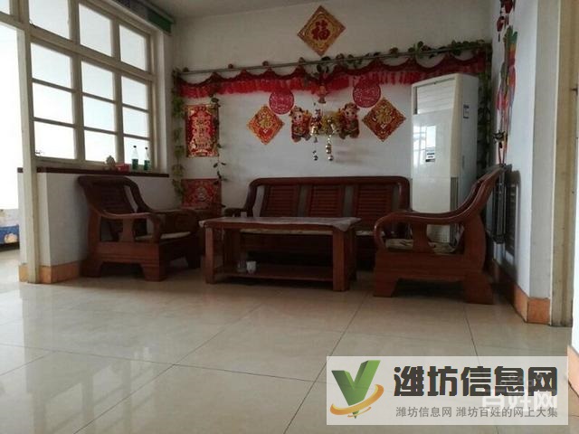 ,兩室一廳簡單裝修帶地下室,緊鄰公園購物中心