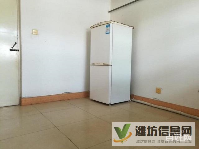 ,兩室一廳簡單裝修帶地下室,緊鄰公園購物中心