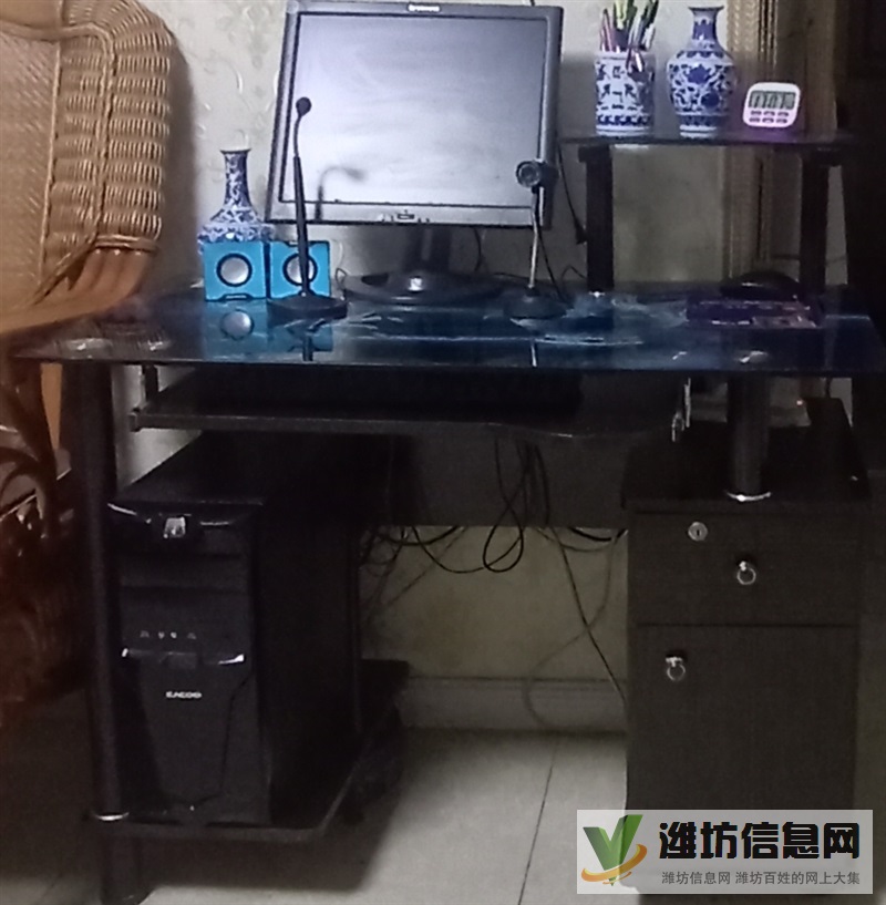 全套臺式電腦處理。包括電腦桌，話筒，視頻器，擴音器。主機，顯示屏。